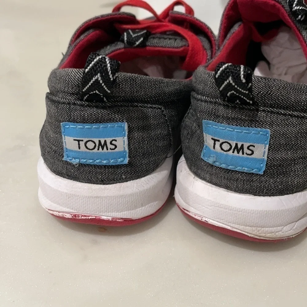 Toms kids  size 4 lace up great condition